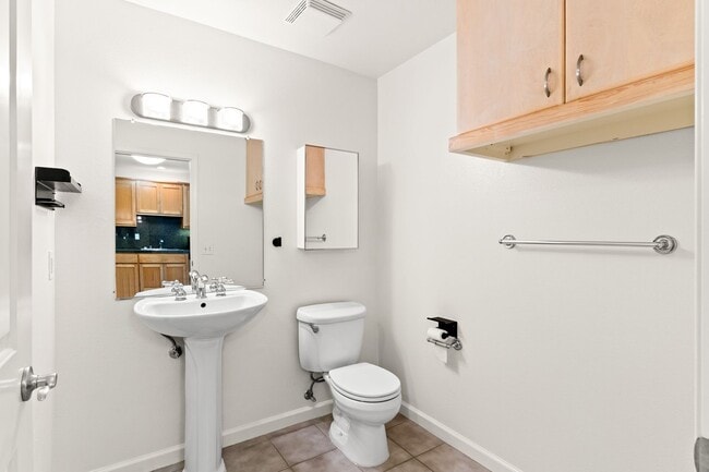 Building Photo - Downtown Oakland Condo w/ Parking & In Unit Laundry