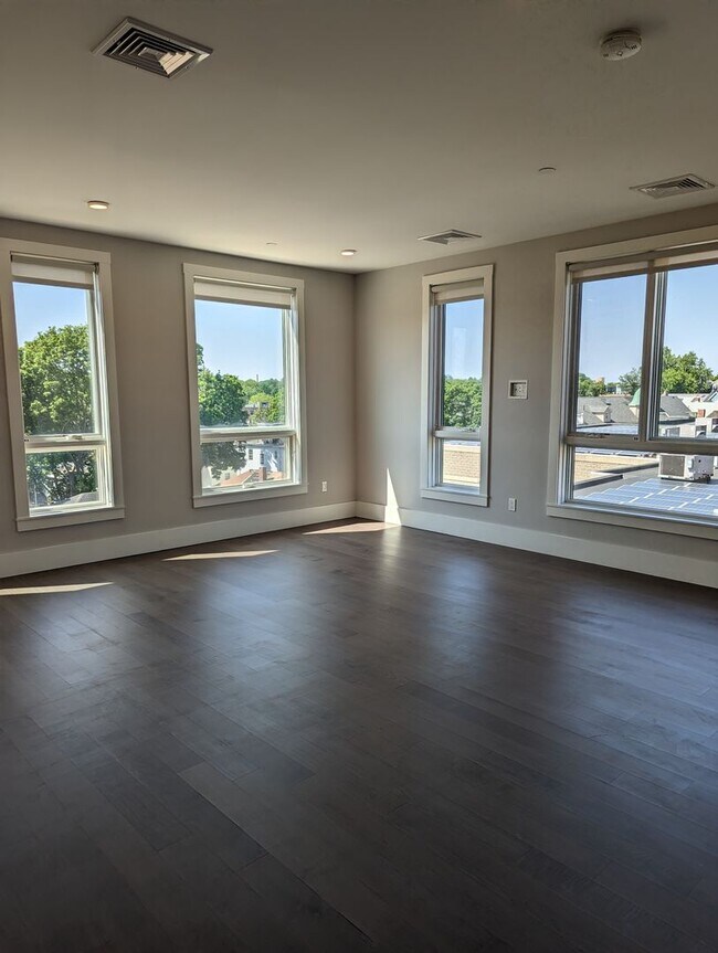Building Photo - Jamaica Plain spacious studio w/ central a...