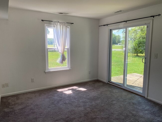 Building Photo - Charming 2-Bedroom Duplex in the Heart of ...