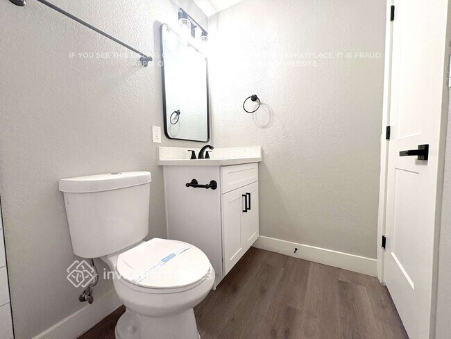 Building Photo - 856 E 9th Ave