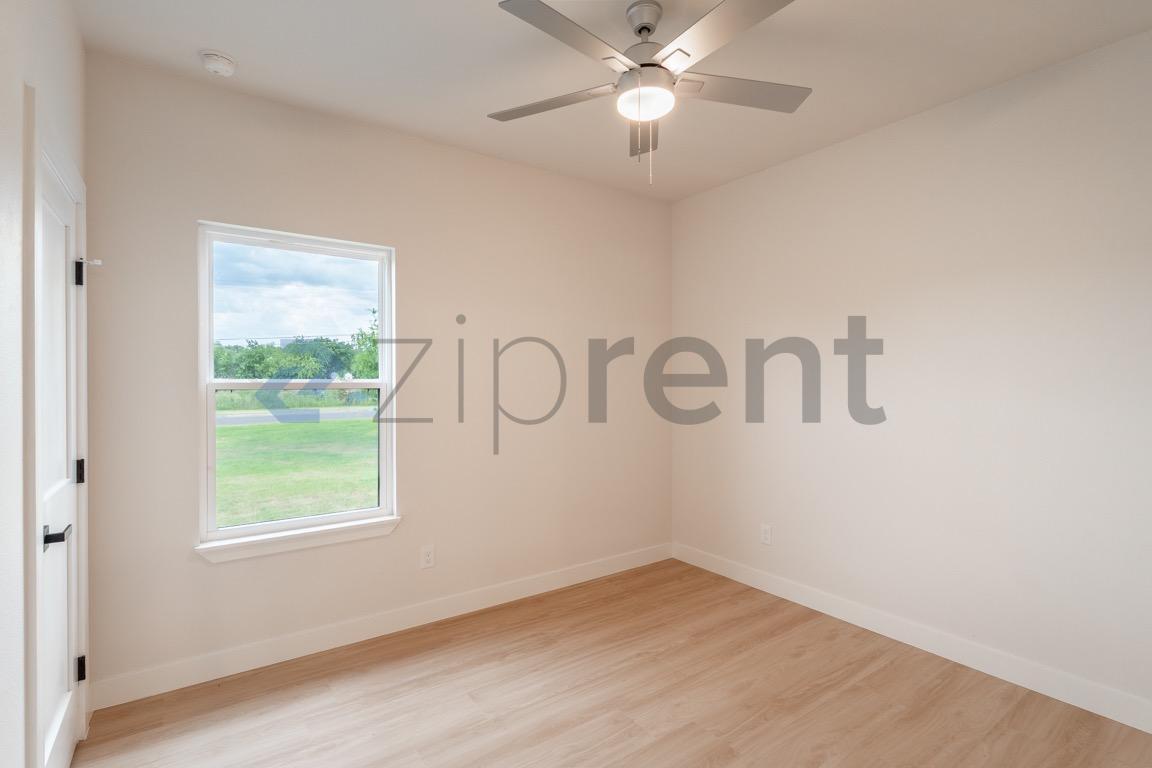 Building Photo - Unit A