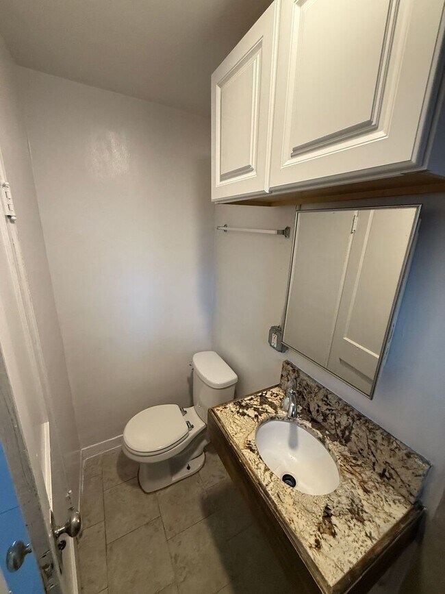 Building Photo - Studio Appartment / 1 Bathroom Apartment in Madras Oregon