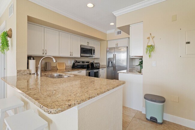 Building Photo - Beautiful furnished 2/2 condo with stunning water view available May 2026 for a short-term stay