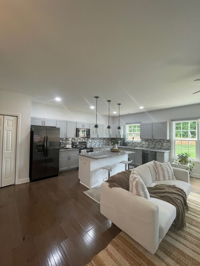 Building Photo - Beautifully Furnished 4-Bedroom Home with ...
