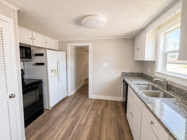 Building Photo - 3/2 Bungalo-style off Birchman