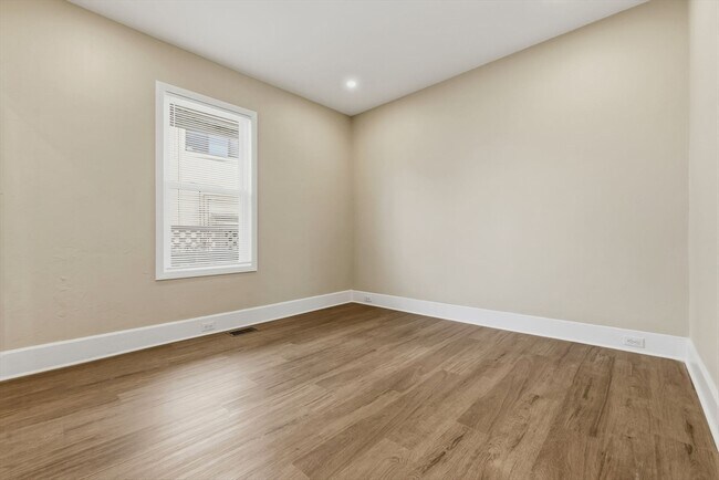 Building Photo - 142 Elliott St