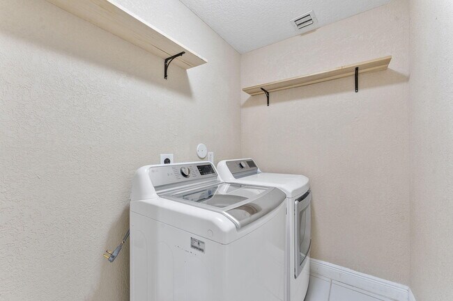Building Photo - 4868 Kensington Cir
