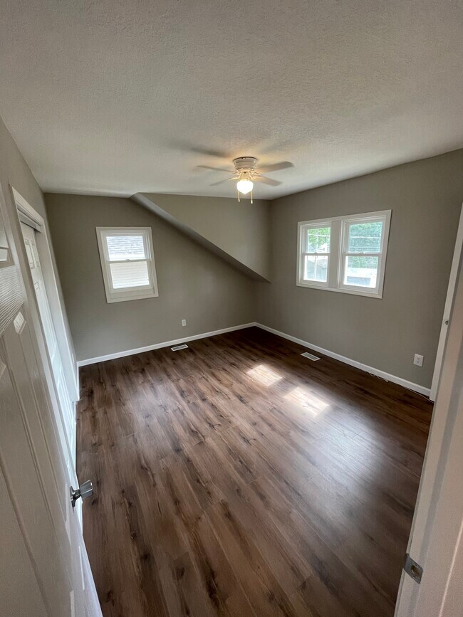 Building Photo - 1530 E 14th St