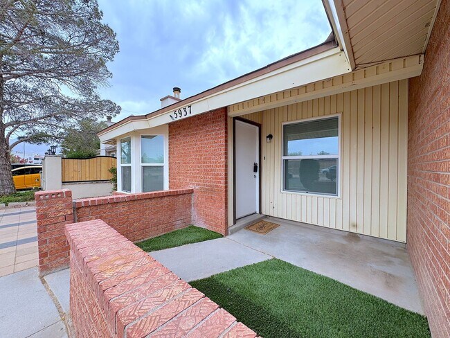 Building Photo - Northeast El Paso 2 bed Refrig A/C Duplex