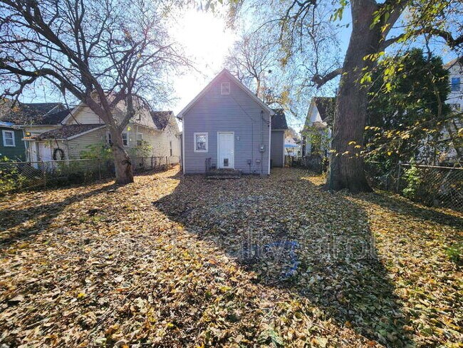 Building Photo - 1418 5th Ave