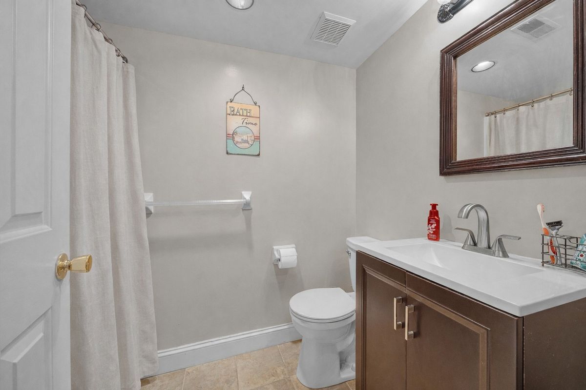 Building Photo - 510 Deer Run