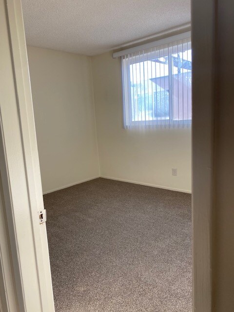 2 upstairs bedrooms - 21107 Victor St