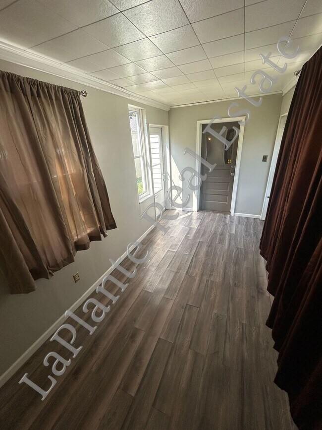 Building Photo - Cute 2 bedroom, 1 bath home on a corner lo...