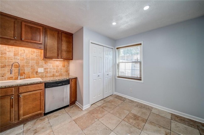 Building Photo - 280 Winding River Dr