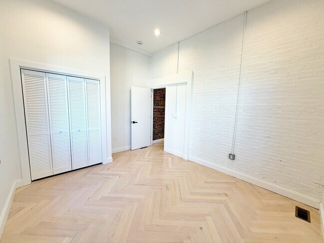 Building Photo - 182 Webster St