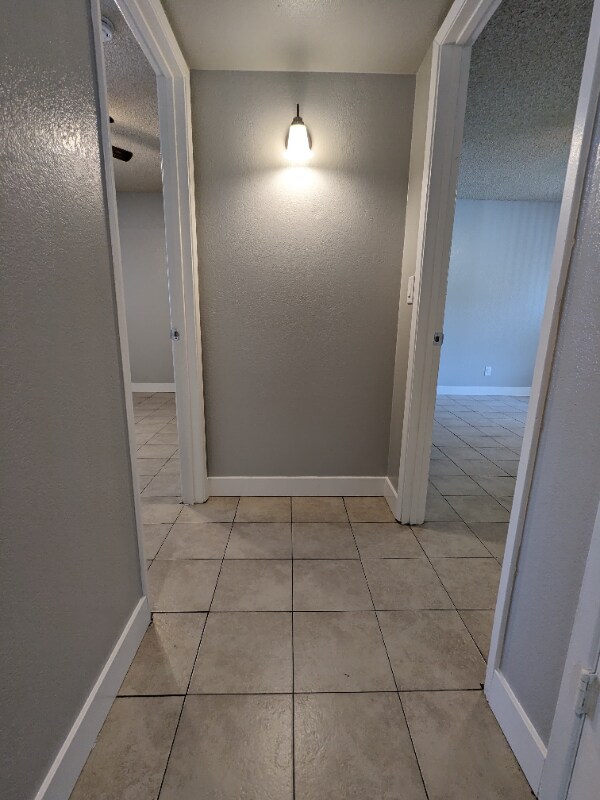 Building Photo - 815 N Peach Ave