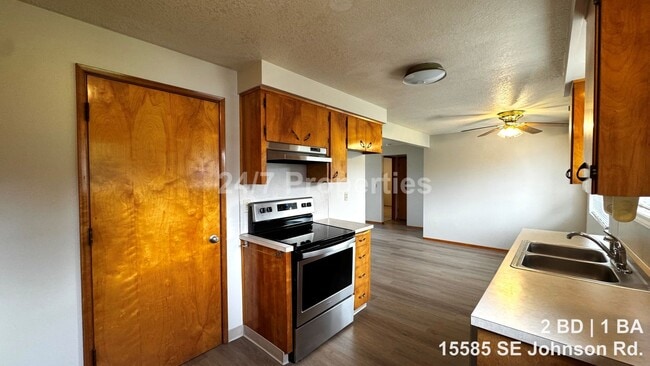 Building Photo - Updated 2 BD | 1 BA Duplex with Garage & Yard