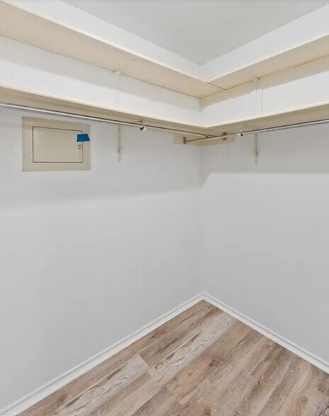 Building Photo - 9135 Deer Vlg