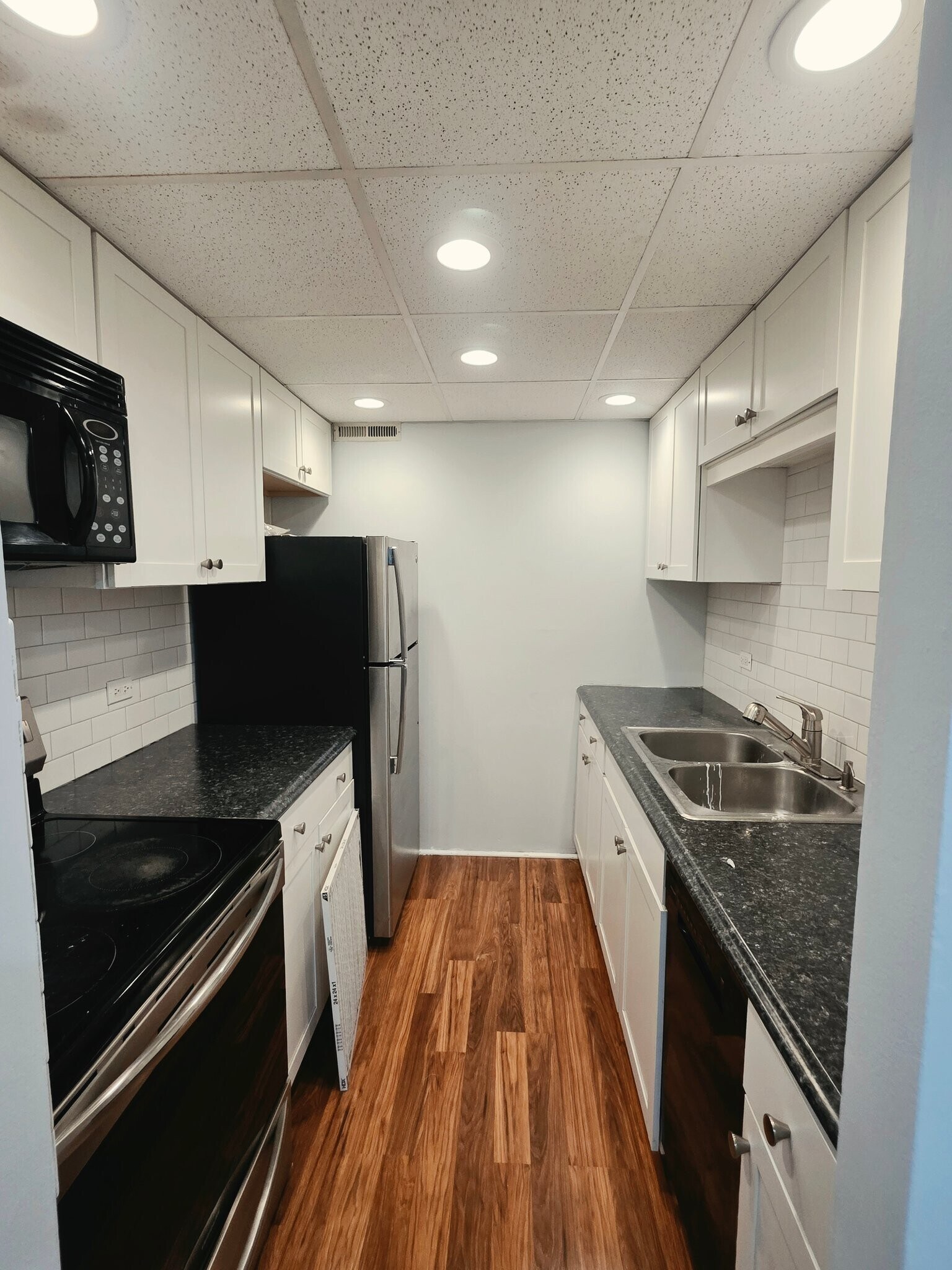 Building Photo - 3223 W Parkway Dr