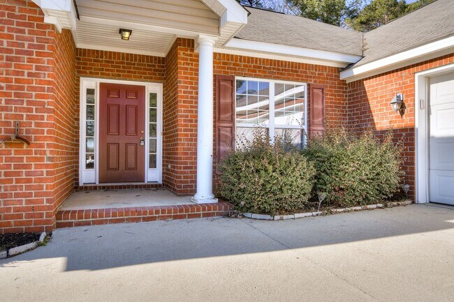 Building Photo - 1215 Pinnacle Dr