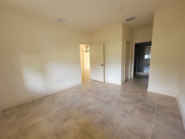 Building Photo - 4/2.5 TOWNHOME VILLA in Waterstone-Davenpo...