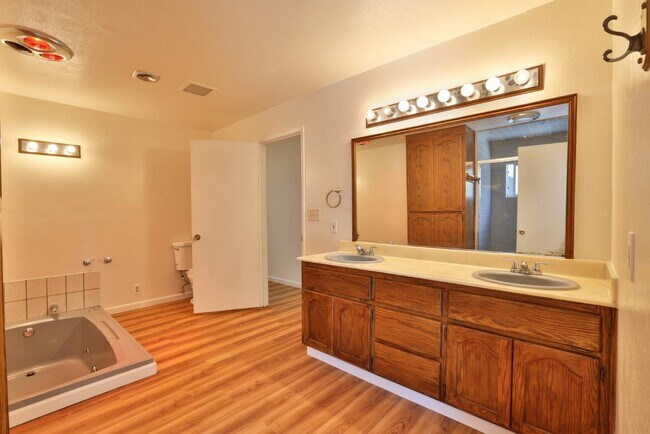 Building Photo - 1841 Briarwood Dr