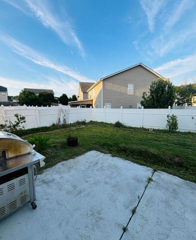 Building Photo - SPECIAL!!!!!$500 OFF SECOND MONTHS RENT!!!!!! 5BR 2.5BA w/ Fenced Yard • Loft in Raleigh