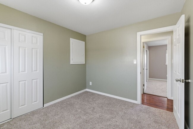 Building Photo - 1415 Holmes Dr