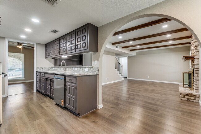 Building Photo - 10215 Charter Ridge