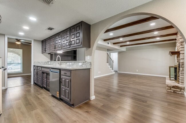 Building Photo - SPACIOUS CHARTER OAKS 4-BEDROOM