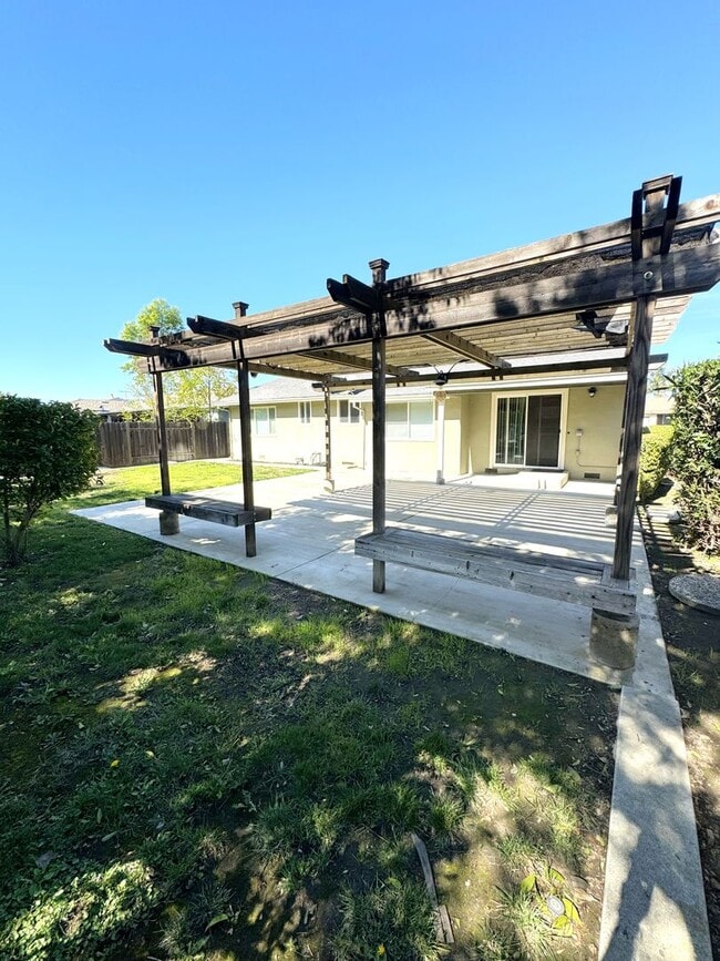 Building Photo - 3-Bedroom Home with Spacious Backyard Available to move in April 1