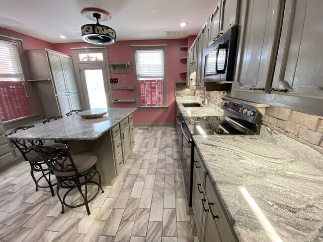 Building Photo - JUST REDUCED!  Bedroom 1.5 Bath Private Ho...