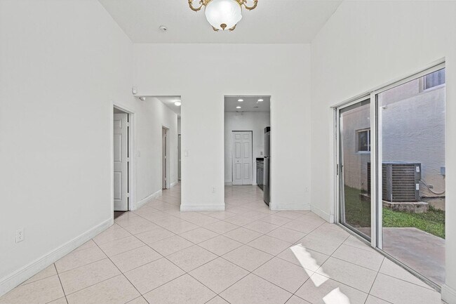 Building Photo - 2552 NE 41st Ave