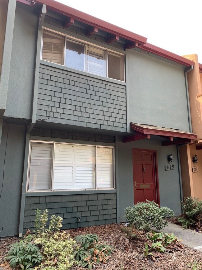 Building Photo - Adorable 3 Bed 1.5 Bath Covell Commons Condo ( fall Rental )