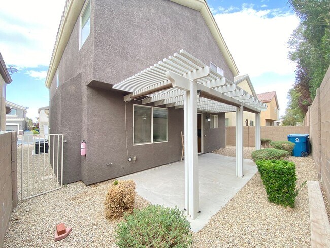 Building Photo - Wonderful two-story single-family house