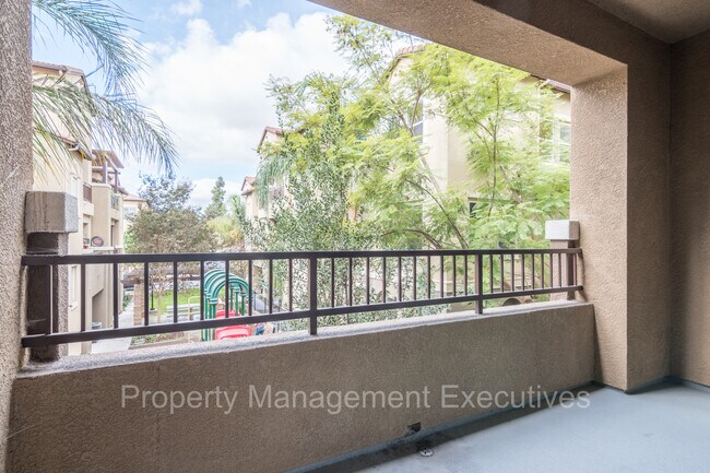 Building Photo - Newer 2 Bedroom, 2 Bath Townhouse with Garage
