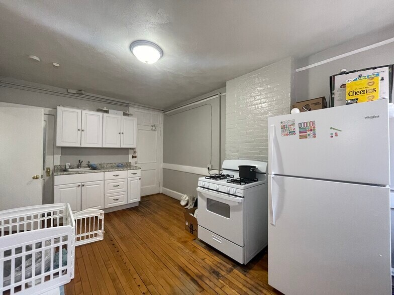 Building Photo - 165 Endicott St