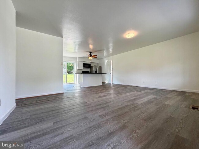 Building Photo - 606 W Beech Rd