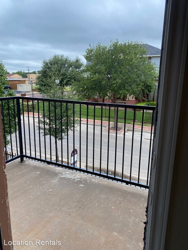 Building Photo - 2 br, 2.5 bath House - 2112 Main Street #4