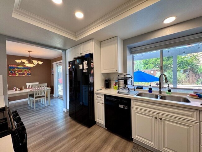 Building Photo - Beautiful 4 Bedroom Pool Home with Solar i...