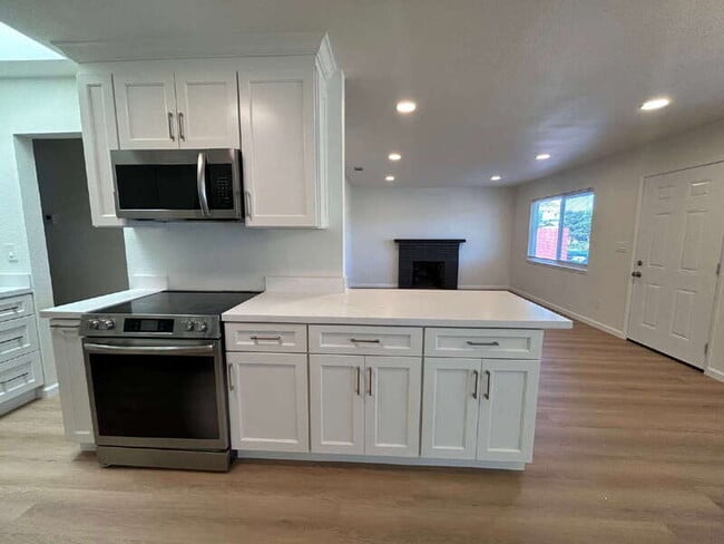 Building Photo - 1525 James St