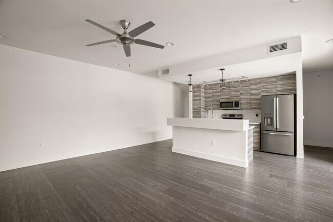 Building Photo - 604 N Bluff Dr