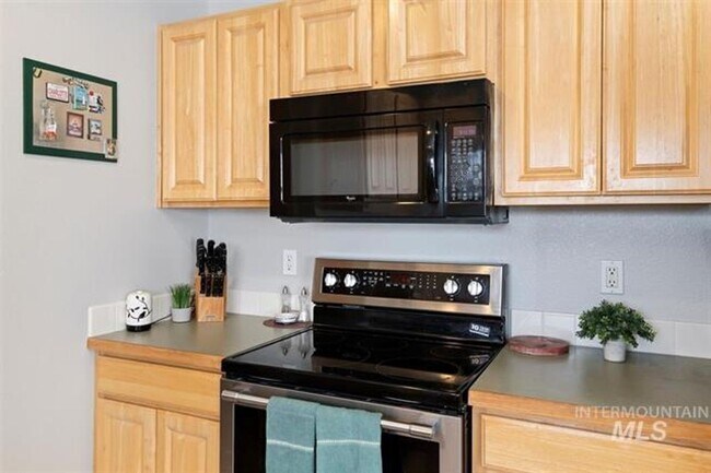 Building Photo - 3bed, 2.5bath, 2031sq.ft. home in South Nampa