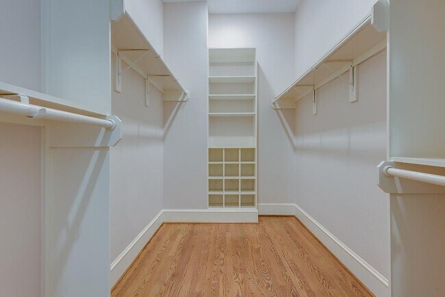 Building Photo - 2624 Thomas Ave