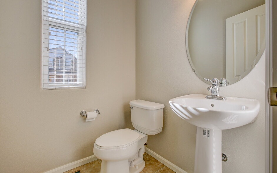 Building Photo - Granite Kitchen, Central AC, Oversized Gar...