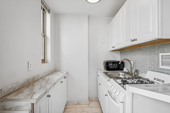 Building Photo - Charming & Bright Studio at River Place North