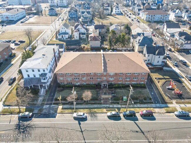 Building Photo - 304 4th Ave