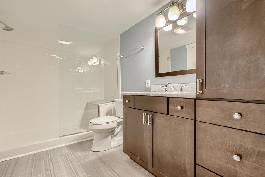Building Photo - Sophisticated Highlands home walkable to p...