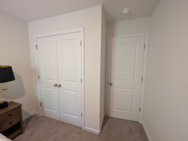 Building Photo - Room in Apartment on North Mills Rd