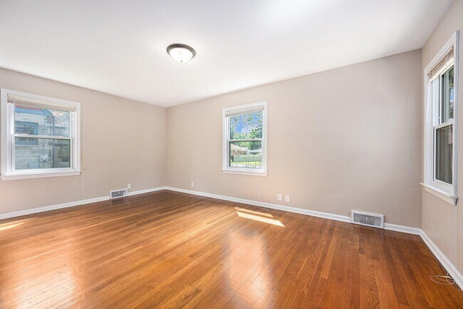 Building Photo - 912 Dwillard Dr